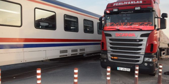 Akhisar’da Tren Hemzemin Geçitte Tıra Çarptı