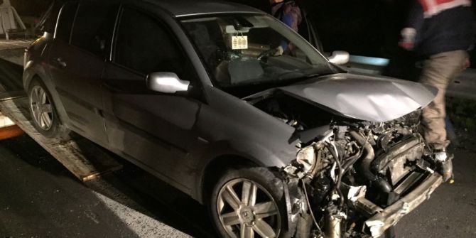 Tıra Çarpan Araçtaki 4 Kişilik Aile Yaralı Kurtuldu