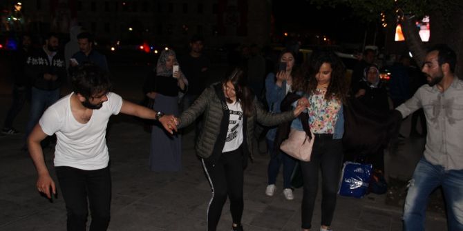 Cumhuriyet Meydanı’nda Horon Teptiler