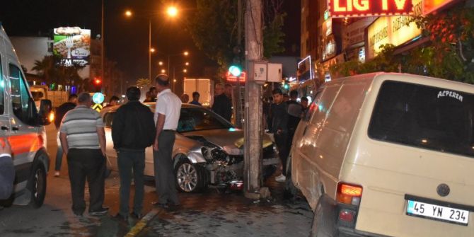 Önce Kamyonete Sonra Elektrik Direğine Çarptı