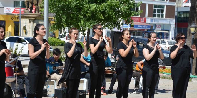 İşitme Engelliler İçin İşaret Dili Öğrendiler