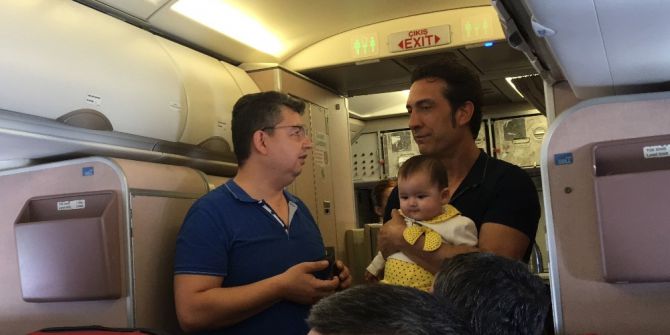 Ünlü Sanatçı Kıraç, Uçakta Yolcuların Bebeklerini Gezdirdi