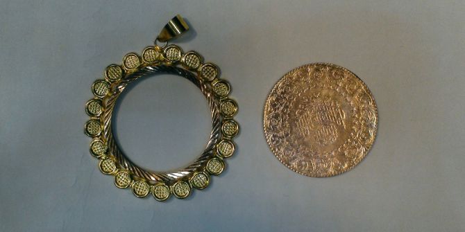 Kuyumcuyu Sahte Altınla Dolandıran Kadın Kamerada