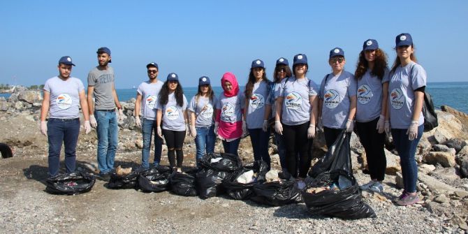 Üniversite Öğrencileri Sahil Temizliği Yaptı
