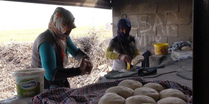 Ekmeklerini Tandırdan Çıkarıyorlar