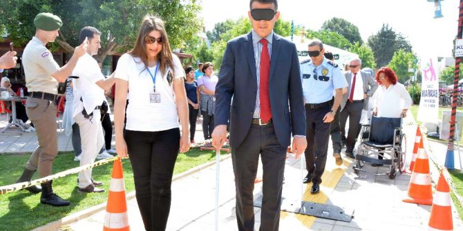 Engelliler İle Empati Kurmak İçin Zorlu Parkuru Geçtiler