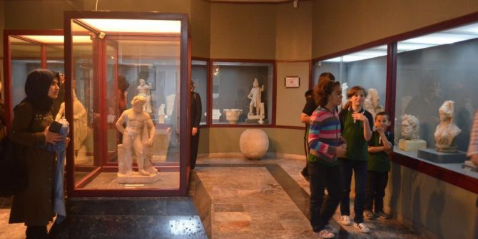 Gençlik Merkezi Gönüllüleri İşitme Engelli Çocuklarla Müzeyi Gezdirdi