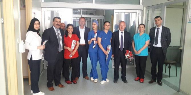 Hakkari’de Hemşirelere Karanfil Dağıtıldı