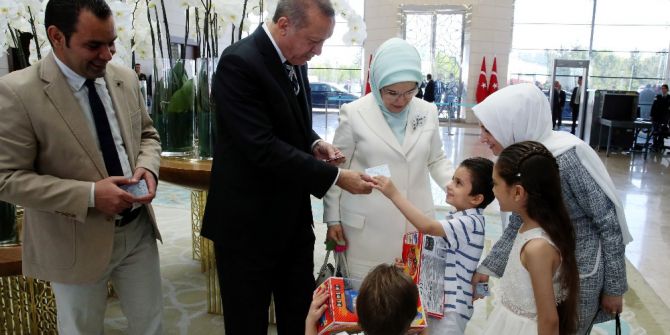 Türk Vatandaşı Olan Suriyeli Bana, Kimliğini Cumhurbaşkanı Erdoğan’dan Aldı