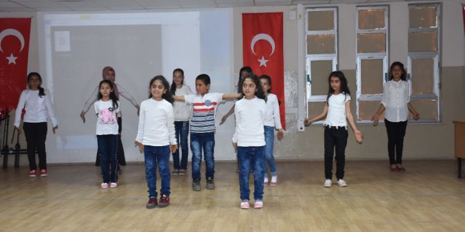 Öğrenciler İngilizce Şarkı Söyleyip Skeç Oynadı