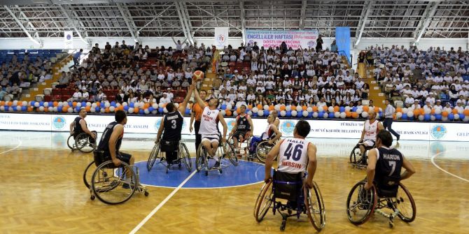 Engelliler Basketbol Karşılaşmasında Dostluk Kazandı