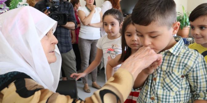 Büyükşehirin Miniklerinden Huzurevine Anlamlı Ziyaret