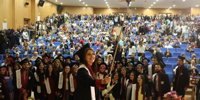 Güzel Sanatlar Ve Tasarım Fakültesi’nde Mezuniyet Sevinci