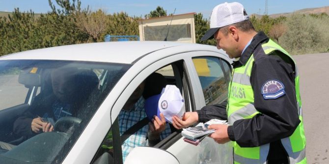 Polisten Sürücülere Hediyeli Denetim