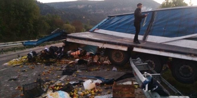 Meyve Yüklü Tır Devrildi: 3 Yaralı