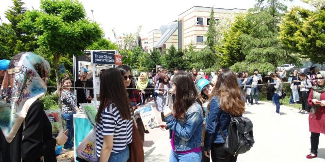 Üniversiteliler Meyve Toplar Gibi Kitap Topladılar