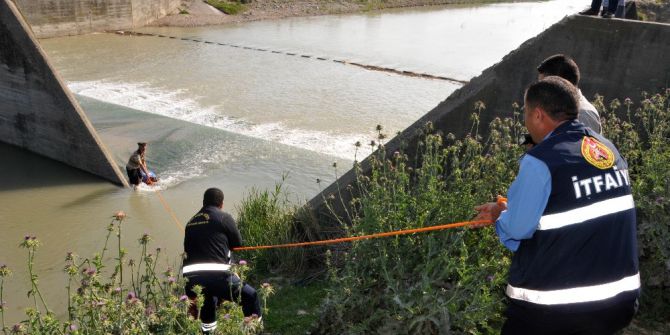 Zirai İlaç Bidonunu Dereye Atmışlar