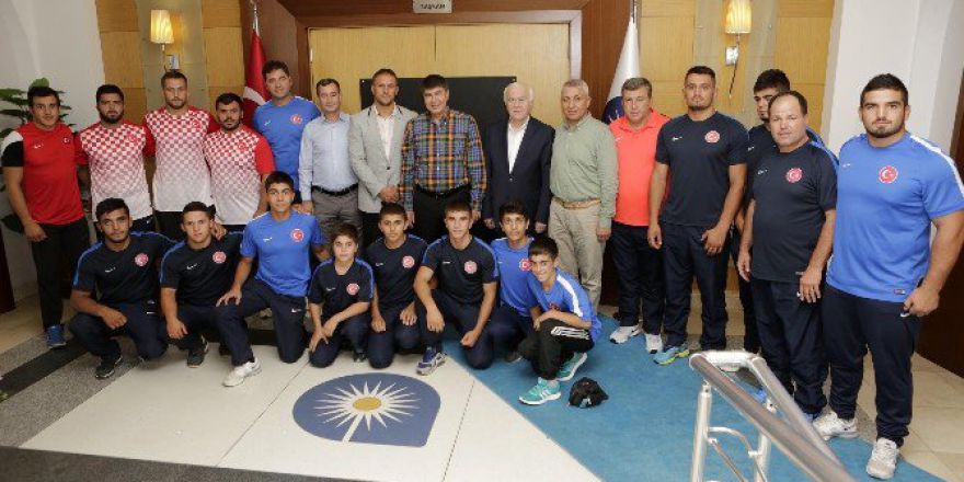 Şampiyon Güreşçilerden Türel’e Ziyaret