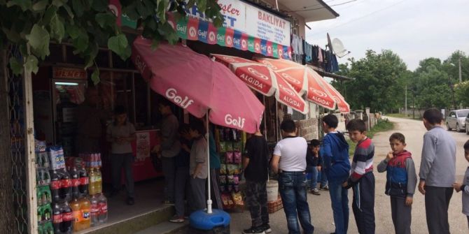 Cuma Namazı Sonrası Çocuklara Jest