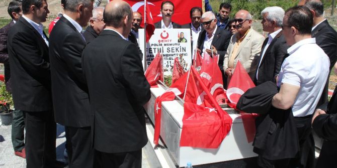 Şehit Polis Fethi Sekin’in Kabrini Boks Komitesi Ziyaret Etti