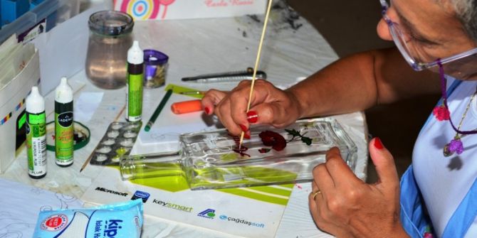 Zeytinyağı Şişeleri Ayvalıklı Kadınların Elinde Hayat Buldu