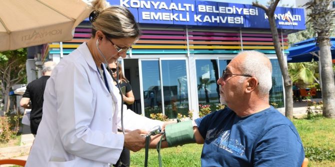 Emekli Kahvesi’nde Tansiyon Ölçümü