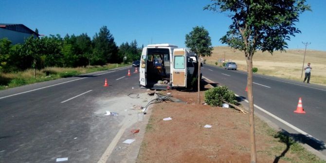 Şanlıurfa’da Öğrenci Servisi Takla Attı: 13 Yaralı