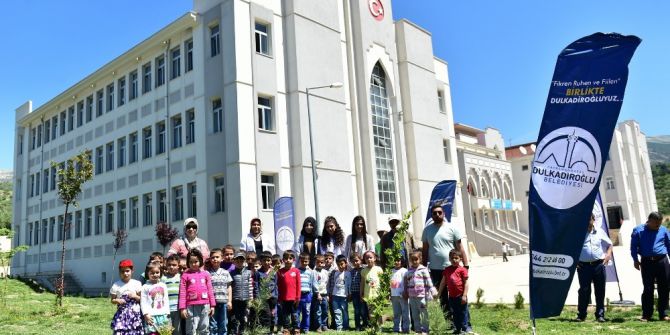 Dulkadiroğlu Belediyesi Miniklerle Anneler Günü İçin Fidan Dikti