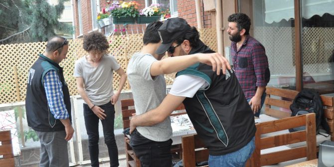 Eskişehir Polisinden Okul Bölgelerinde Uyuşturucu Denetimi