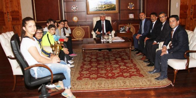 Vali Rahmi Doğan, Satranç Şampiyonlarını Makamında Kabul Etti