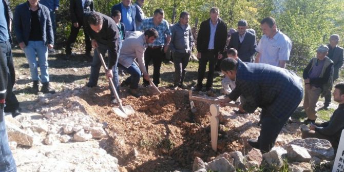 Giresun’da Çamaşır Makinesinde Ölü Bulunan Minik Kız Son Yolculuğuna Uğurlandı