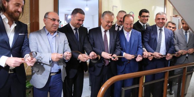 Kırmızı Kurdele Yerine, 36’lık Negatif Film Rulosu Kestiler