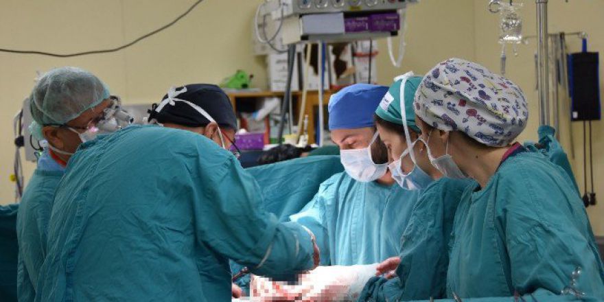 14 Yaşındaki Çocuktan 3.6 Kilo Tümör Çıkartıldı
