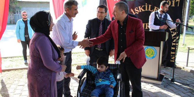 Engellilere Tekerlekli Sandalye Hediye Edildi