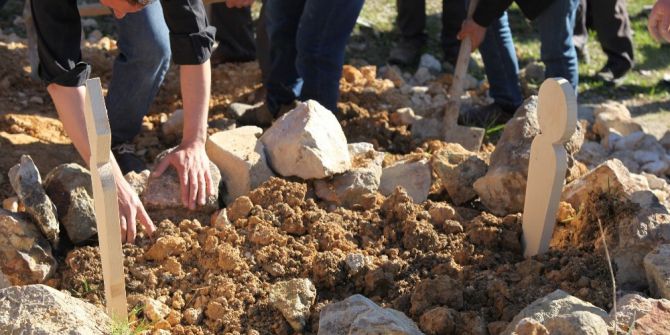 Küçük Kız Daha Önceden De Saklambaç Oynamak İçin Çamaşır Makinesine Giriyormuş