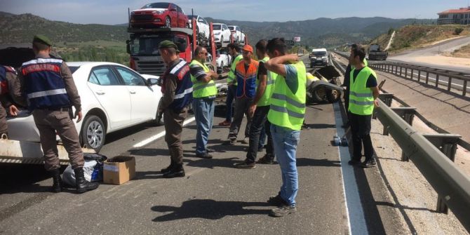 Asfalt Çizgi Uygulaması Yapan Kamyona Arkadan Çarptı; 2 Yaralı