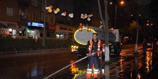 Bozüyük Belediyesi Ekipleri Caddeleri Yıkayarak Temizliyor