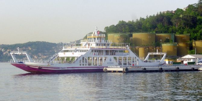 Geri Manevra Yapan Arabalı Vapur, Tekneye Çarptı