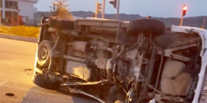 Minibüs Bariyerlere Çarptı : 1 Yaralı