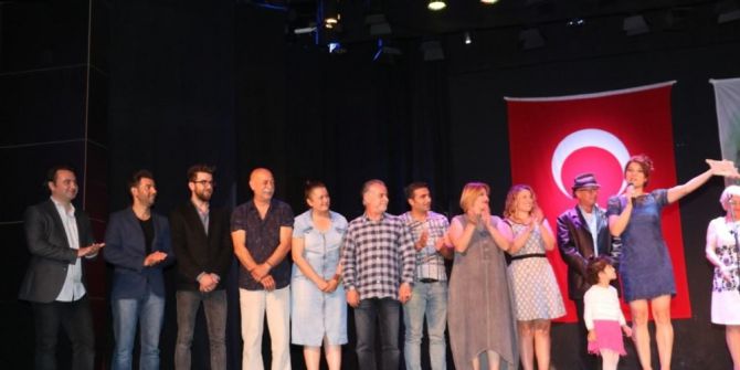 Küçük Sakar Cadı, ’En İyi Çocuk Oyunu’ Ödülünü Aldı