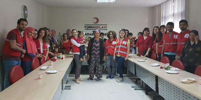 Genç Kızılay Gönüllüleri, Anneleri En Özel Günlerinde Yalnız Bırakmadı