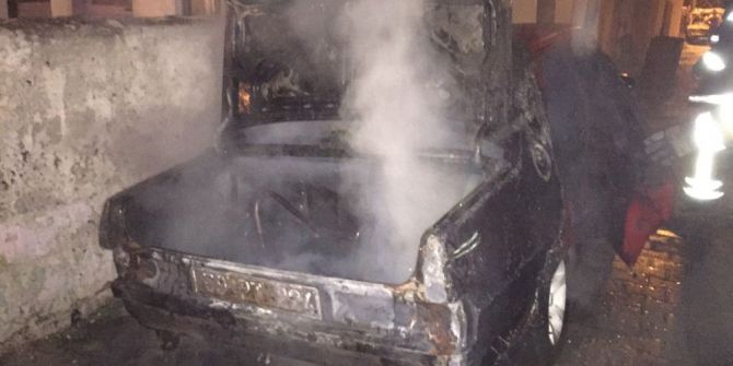 Yanan Otomobil Hurdaya Döndü