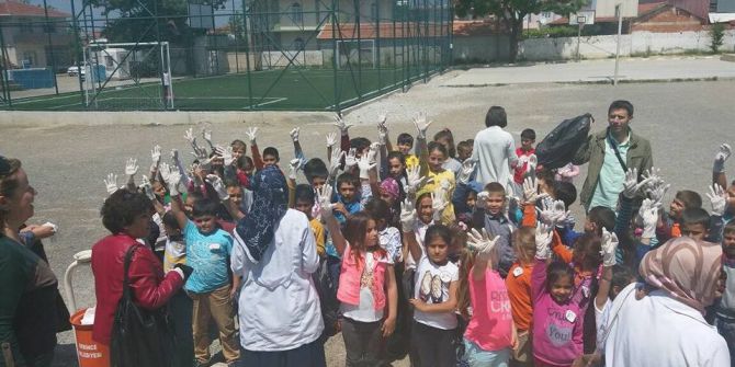 Öğrenciler Köy Meydanında Çöp Topladı