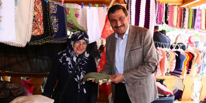 Başkan Ak, ’Anneler Günü’ne Özel Açılan Pazarı Annesiyle Gezdi