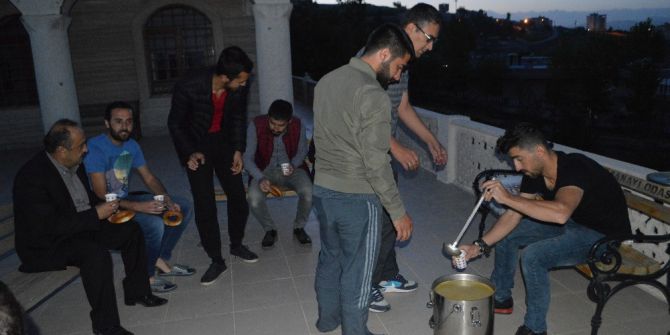 Tügva’dan Sabah Namazında Çorba Ve Simit İkramı