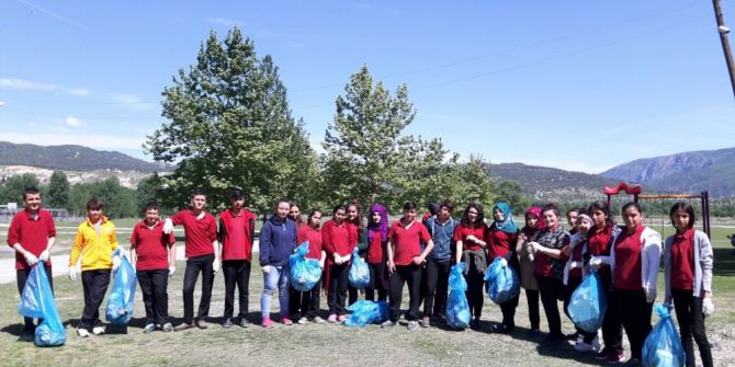 Öğrenciler Piknik Alanındaki Çöpleri Topladı