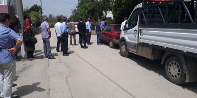 Annesini Ve Kız Kardeşini Silahla Rehin Aldı