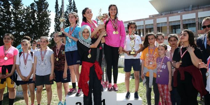 Genç Atletler Madalya İçin Ter Döktü