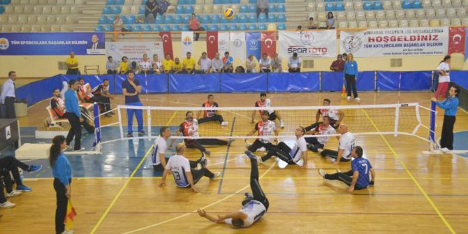 Adana’da Oturarak Voleybol Heyecanı