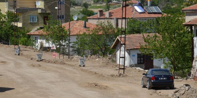 Elektrik Direkleri Başkentin Yoluna Engel Oldu